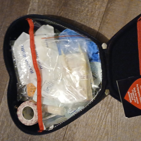 🥰HOST PICK🥰Pet first aid kit - Picture 3 of 9